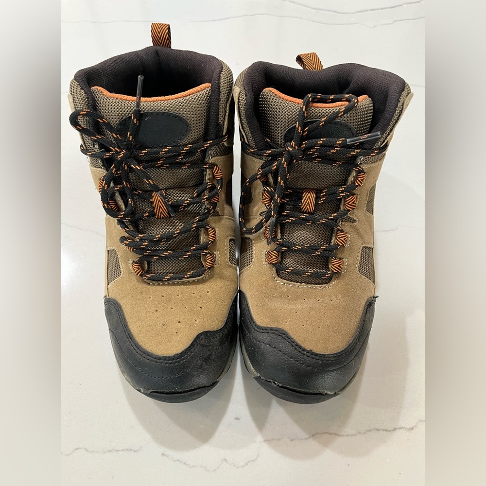 Excellent condition worn once. Boys hiking boot! Size 5